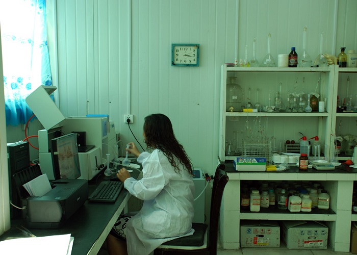 Quality lab testing aluminum material samples